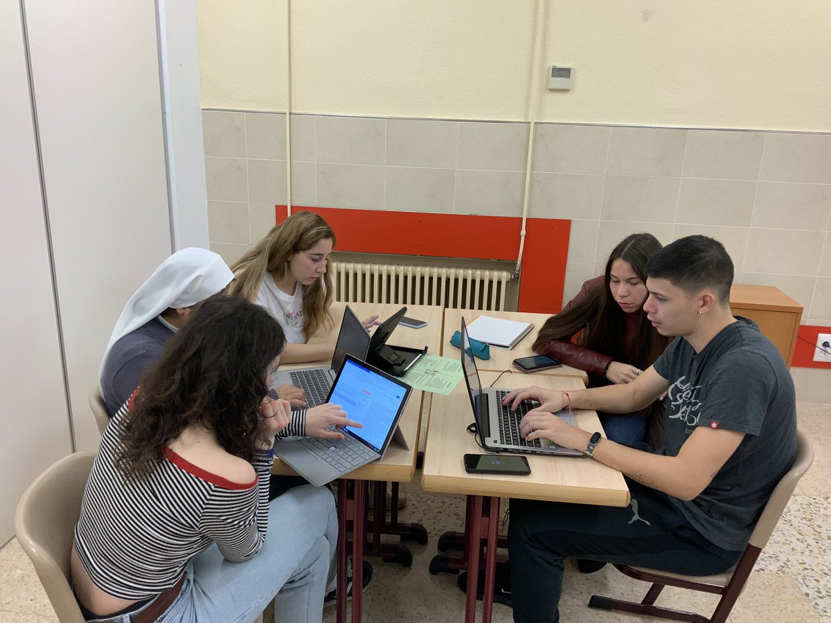 lourdesdemiguel's tweet photo. Hoy en #InnovaEP #Bilingüe aprendemos sobre #AprendizajeCooperativo trabajando en grupos cooperativos @cucc_educacion #SoyCUCC https://t.co/5zXiKSEPSb