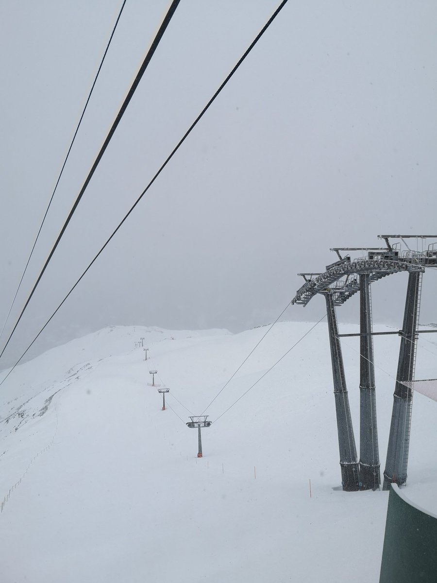 bormioski's tweet photo. 5 cm di #neve fresca a #Bormio. ❄️❄️❄️
Oggi vento forte 🌬️ in quota e scarsa visibilità. Da domani torna il sole 🌤️.

#bormioski #theverticalfun https://t.co/nzrPFWNeRn