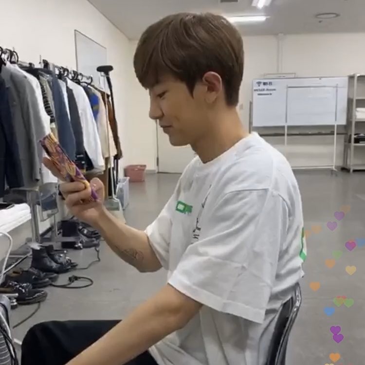 lowqualityloey's tweet image. hair up                                      hair down