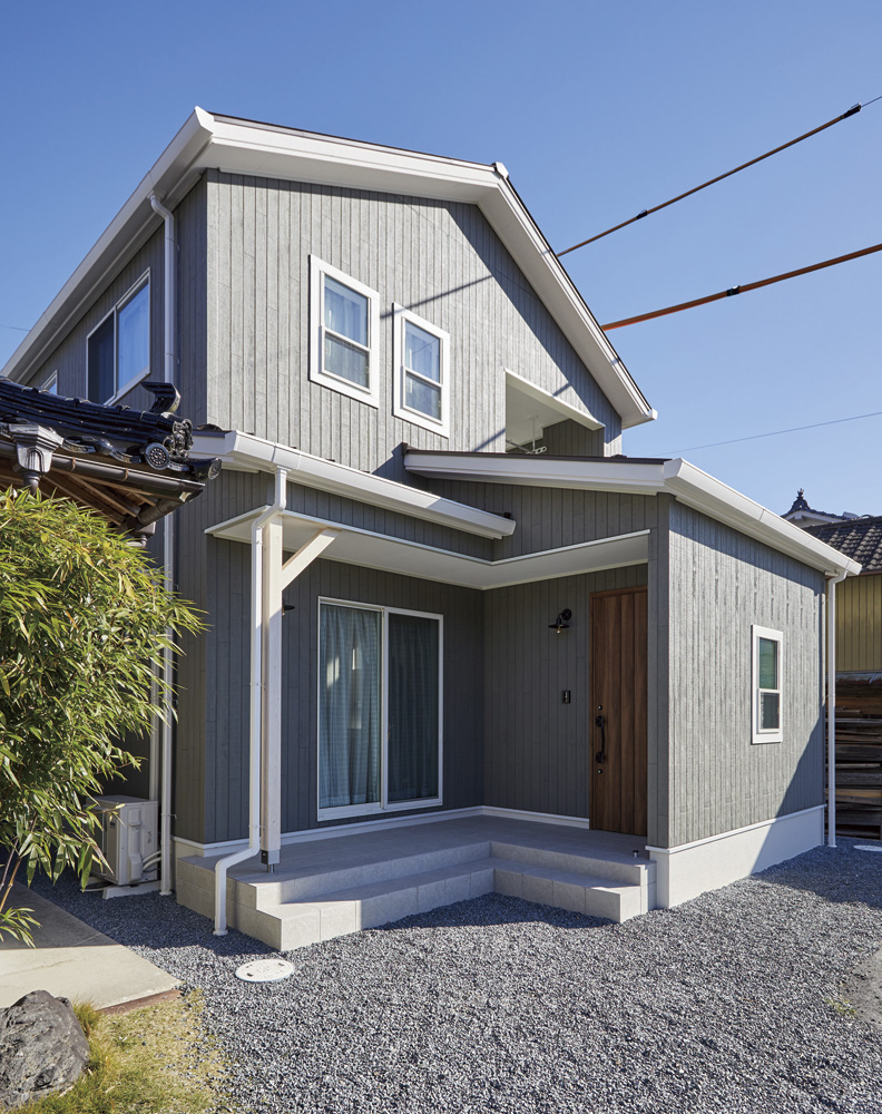 暮らすびと岡山 外壁は 緑がかった絶妙な色合いに 自然豊かな周囲の風景にしっくりと溶け込みます 設計施工 株式会社 岡山ウッドハウス 問い合わせ 050 5871 9434 暮らすびと岡山 暮らすびと 岡山工務店 岡山ウッドハウス 岡山注文住宅