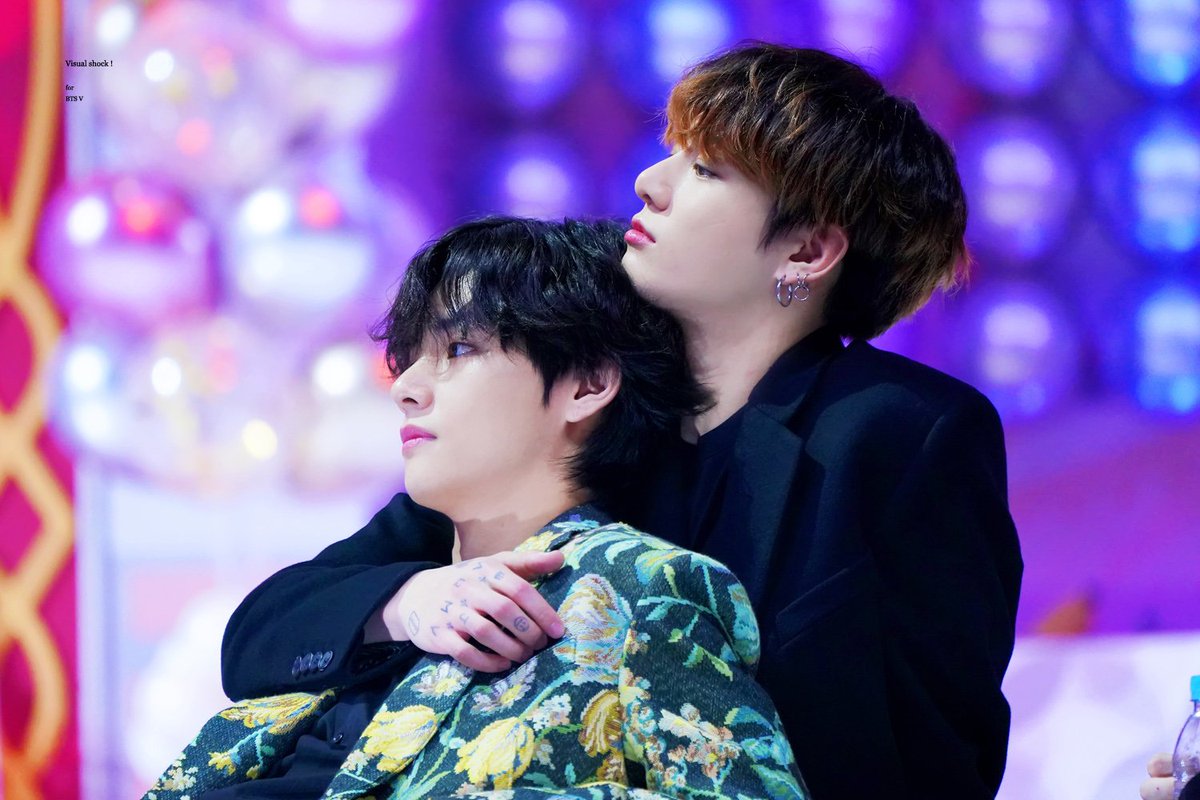 BTSARMYs613's tweet photo. ท่าประจำของจอนจองกุกตั้งแต่หลังปีใหม่
เอะอะโอบ 
อยากบอกให้โลกรู้ว่ากลับมาคบกันแล้วงี้
#จองกุกคนเนียน2020
#vkook​#kookv​#taekook​#jungkook​#taehyung
#BTSxJamesCorden
#BTS #BTSxCorden https://t.co/VZpUnWp7WY
