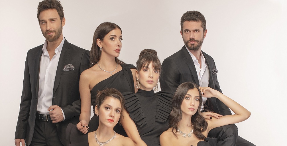 noluyotv's tweet photo. Başrollerde Deniz Baysal Yurtcu, Algı Eke, Selen Domaç, Aleyna Solaker, Yiğit Kirazcı ve Seçkin Özdemir... Kanal D'nin yeni dizisi #Hizmetçiler'den ilk bilgiler geldi! @KanalD  https://t.co/EDLRpu0bAi https://t.co/vWsYKnya8C
