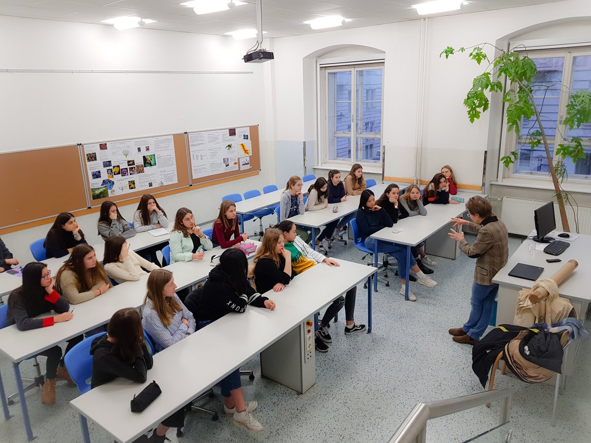 ADAalgorithmen's tweet photo. #Wien 👉Gerti Kappel, Dekanin der Fakultät für Informatik der TU Wien, besuchte eine Schule, wo sie mit den Mädchen, die am Workshop "Tagebuch der Informatik" teilnahmen, ins Gespräch kam. ##CSDiary 

#edupnx #twitterlehrerzimmer #Bildung #MINT #DigitaleBildung #Schule #IKT #Tech https://t.co/5DPCU6DqM5