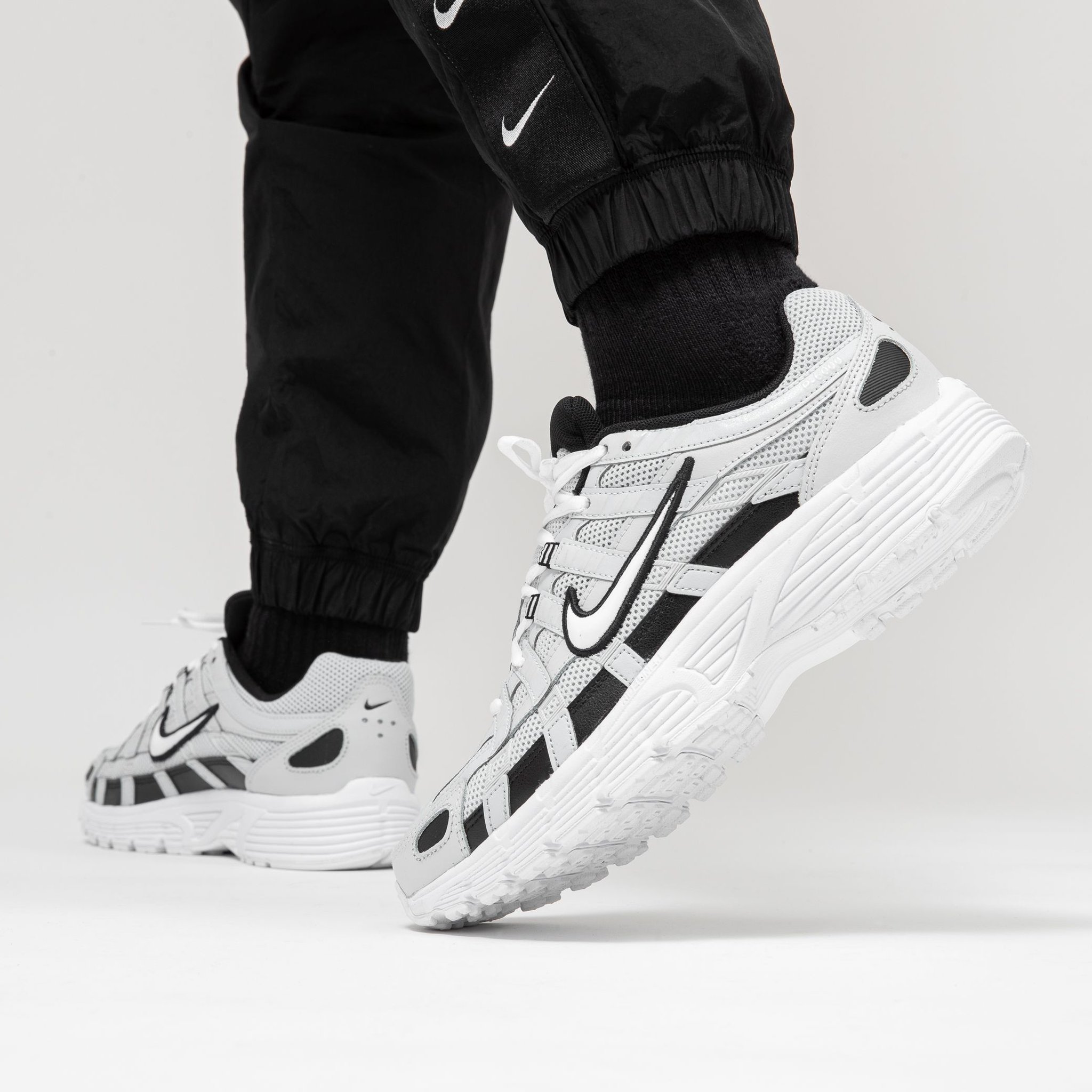 p6000 nike black white