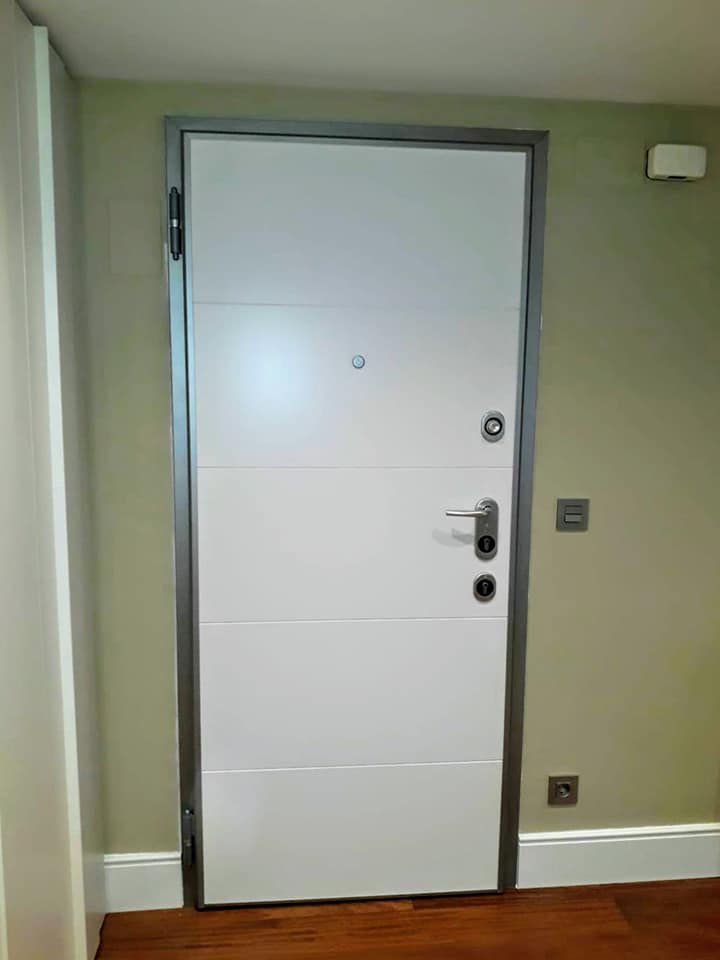 CarpinteriaMena's tweet photo. Puerta acorazada, el interior de la hoja es de acero y el exterior lo revestimos al gusto del cliente. La puerta tiene cerradura de 3 puntos con cilindro de alta seguridad, bulones antipalanca y limitador de apertura. Seguridad clase 3 en las normas UNE.
https://t.co/26jL2jypPM https://t.co/mszE0xOWXk