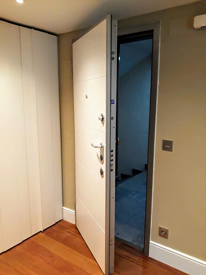 CarpinteriaMena's tweet photo. Puerta acorazada, el interior de la hoja es de acero y el exterior lo revestimos al gusto del cliente. La puerta tiene cerradura de 3 puntos con cilindro de alta seguridad, bulones antipalanca y limitador de apertura. Seguridad clase 3 en las normas UNE.
https://t.co/26jL2jypPM https://t.co/mszE0xOWXk