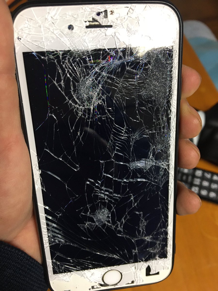 オカｐ こちらポケットから落ちて路上で発見されたiphone 雨降り始めてたから水没てなくて良かった 電源 スイッチ関係は生きてるからサブ端末のiphone6sと液晶交換すればいけそうなのが救い Iphoneの液晶2つ外して取り付ける作業が必要だなー1時間