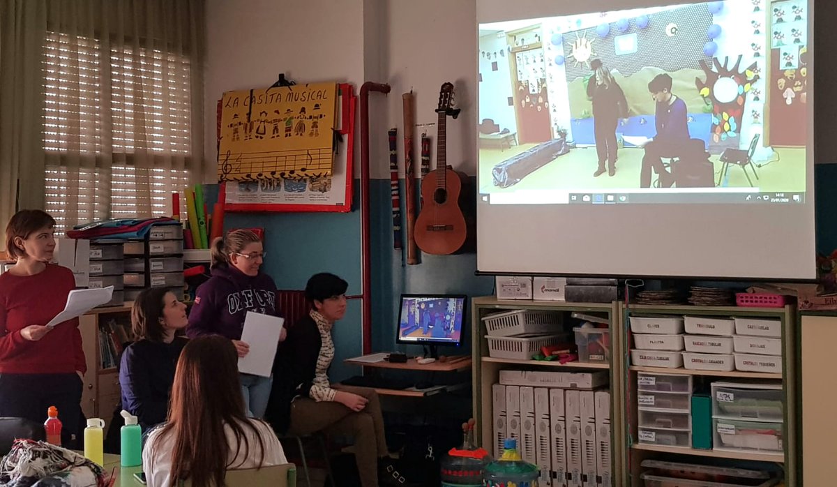 CeipFatas's tweet photo. @CeipFatas En nuestro curso de formación,  compartimos nuestras propias experiencias #coeducativas. Nos formamos en #Igualdad en nuestro propio MirayActúa interno. https://t.co/M9yJi0Vody