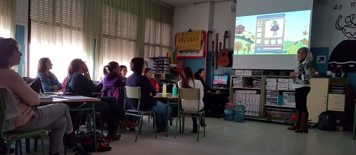 CeipFatas's tweet photo. @CeipFatas En nuestro curso de formación,  compartimos nuestras propias experiencias #coeducativas. Nos formamos en #Igualdad en nuestro propio MirayActúa interno. https://t.co/M9yJi0Vody