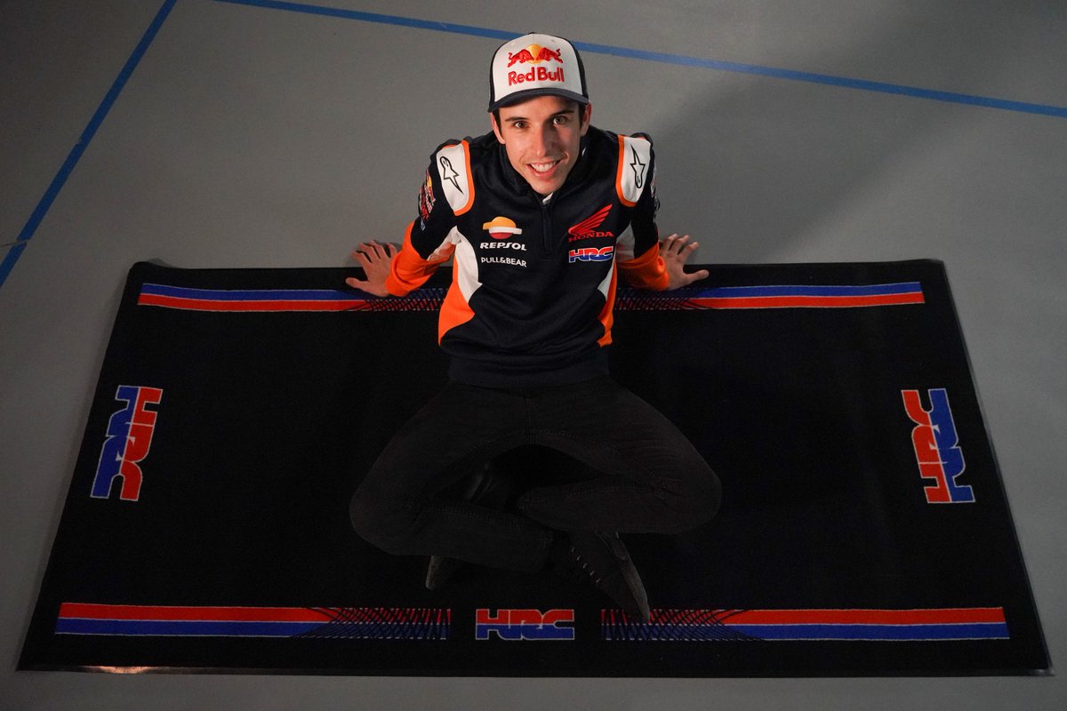 box_repsol's tweet photo. ¡Qué ganas de ver a #AM73 con el mono del #EquipoRepsol! 😋
Los #SepangTest están a la vuelta de la esquina. 🏁
¡Tan sólo 9 días! 👏
We can’t wait to see #AM73 in the #RepsolTeam racing suit! 😋
The #SepangTests are just around the corner. 🏁
Only 9 days left! 👏 https://t.co/NACTtI5RdL
