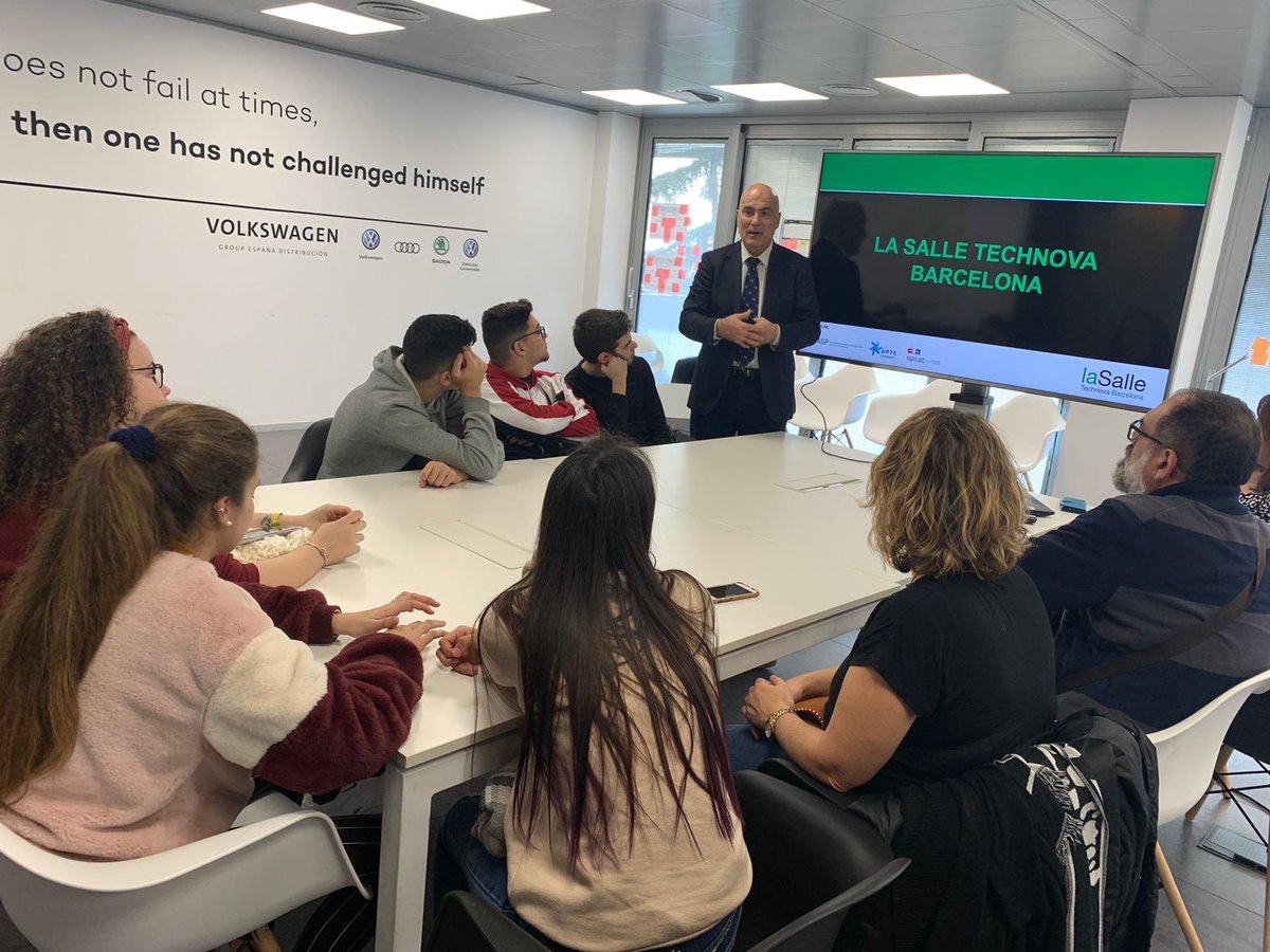 Ayer nuestro compañero <a href="/manupestano/">Manuel Pestano</a> estuvo en #Barcelona con el <a href="/IES_MARINA/">IES Marina Cebrián🇪🇺</a> conociendo el ecososistema con mayor base en #innovación y #tecnología de Europa,  @salletechnova  <a href="/Robotix_educa/">ROBOTIX EDUCACIÓN</a>. Un reconocimiento en #innovacion y #participacion dentro del #DesafioINfuture2019.