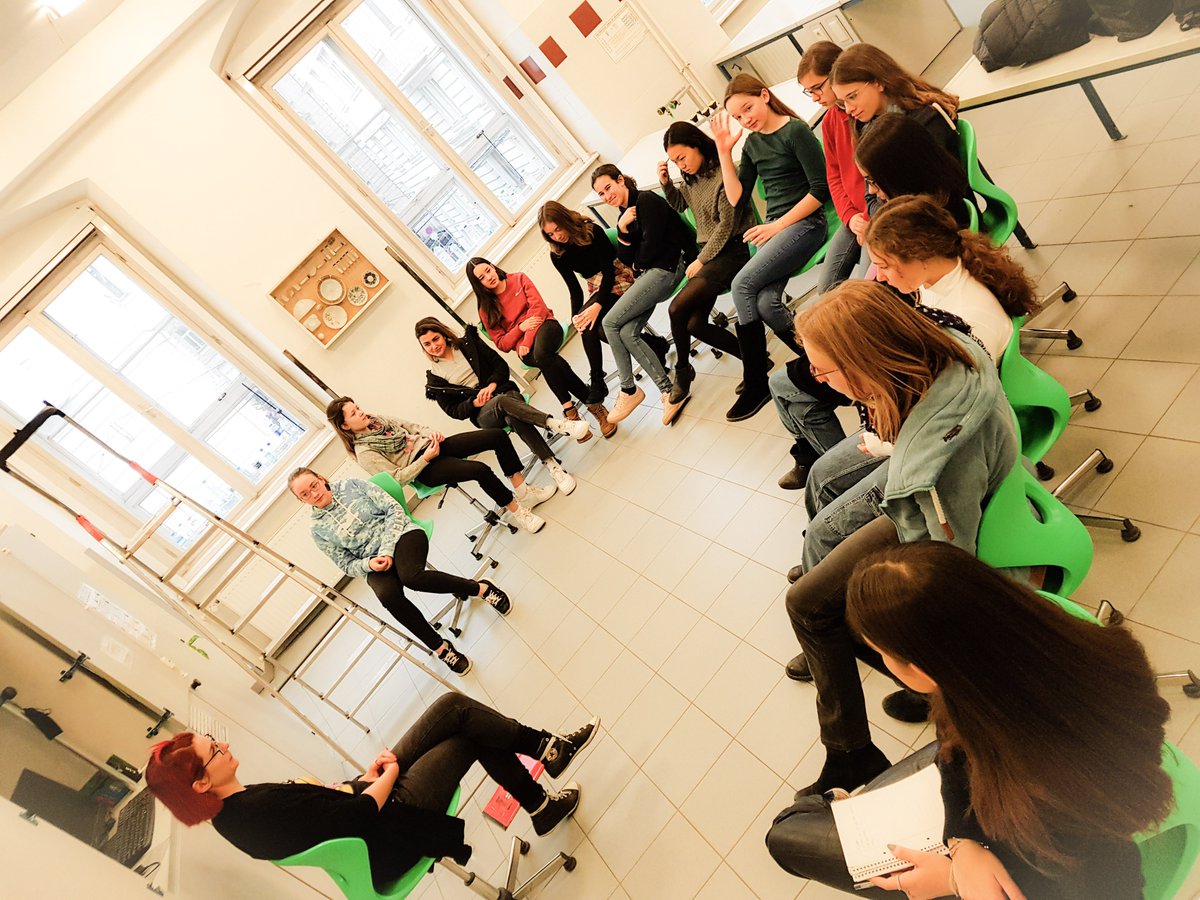 ADAalgorithmen's tweet photo. #Wien 🔊Informatikerin Martina Lindorfer @lindorferin mit Schülerinnen in einer Schule in Wien bei einem Workshop Tagebuch der Informatikerin #CSDiary 👉 #MINT #WomenInScience #edupnx #DigitaleBildung #Schule #twitterlehrerzimmer #WomenInSTEM #IKT #wissenschaft #wissen https://t.co/U6m2AsSk9s