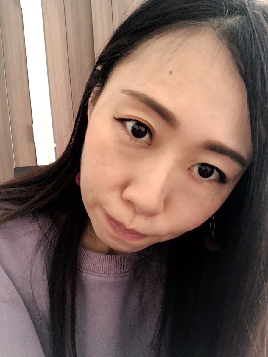 S No Twitter 菜々緒様が 自撮りを綺麗に見せるテク として インカメラは画面の端におでこ がくるように撮る と言っていたので朝から試してる 暇か