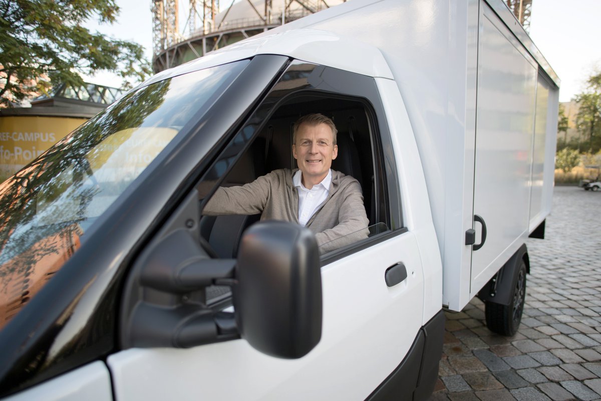Vor zehn Monaten hat Jörg Sommer den CEO-Posten bei <a href="/StreetScooter_/">StreetScooter</a> übernommen. Beim Aachener Hersteller von E-Transportern soll er für hohe Stückzahlen sorgen. Sommer hat eine steile Karriere in der Autoindustrie hingelegt. Ein Porträt von @jens_tartler  @TspBackgroundMT