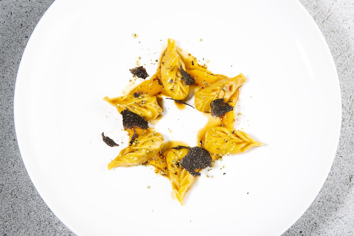 ChicChefs's tweet photo. Ravioli di pernice bianca, crema di zucca speziata, semi di zucca e erbe alpine: uno dei piatti che lo Chef Stefano Masanti ha proposto nei giorni scorsi ad @identitagolose Milano #chicchef https://t.co/tdpQgYIVIU