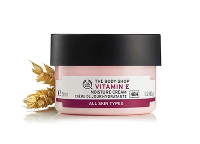 Stylo_Indonesia's tweet photo. 5. Vitamin E
Vitamin E memiliki manfaat meredakan berbagai kerusakan pada kulit yang berhubungan dengan kondisi kulit kering, berkurangnya kolagen, dan garis halus. Jika digunakan secara reguler vitamin E efektif bekerja mengurangi tampilan garis halus dan kerutan pada kulit. https://t.co/hGSBGEOSr7