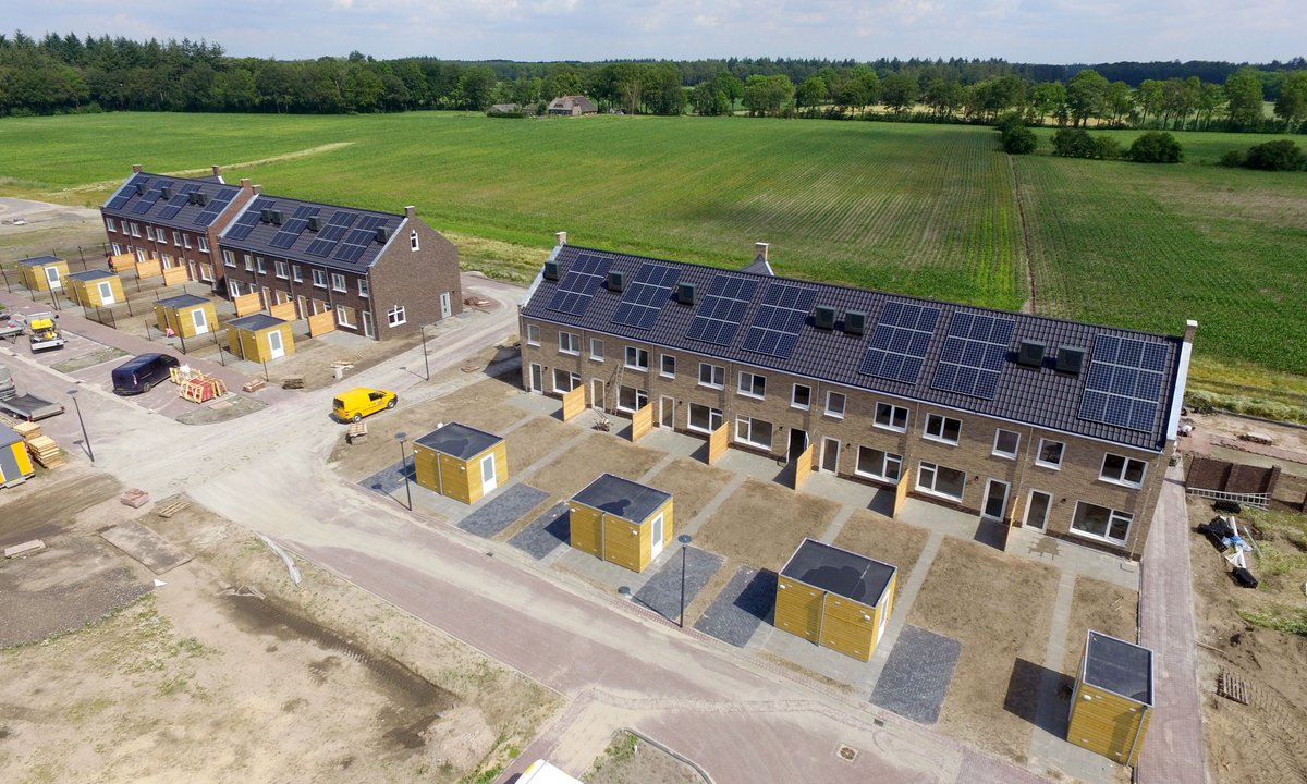 DeGrootVrmshp's tweet photo. Goed werk loont ☑️. In opdracht van PHB Deventer verzorgde De Groot Vroomshoop Houtbouw in meerdere projecten van VanWonen Vastgoedontwikkeling de toelevering van prefab houten #bergingen en #daken. Lees: https://t.co/jQvIztfpwG #wijbouwenbewustmethout #houtnatuurlijkvannu https://t.co/PbgbrJVIrn