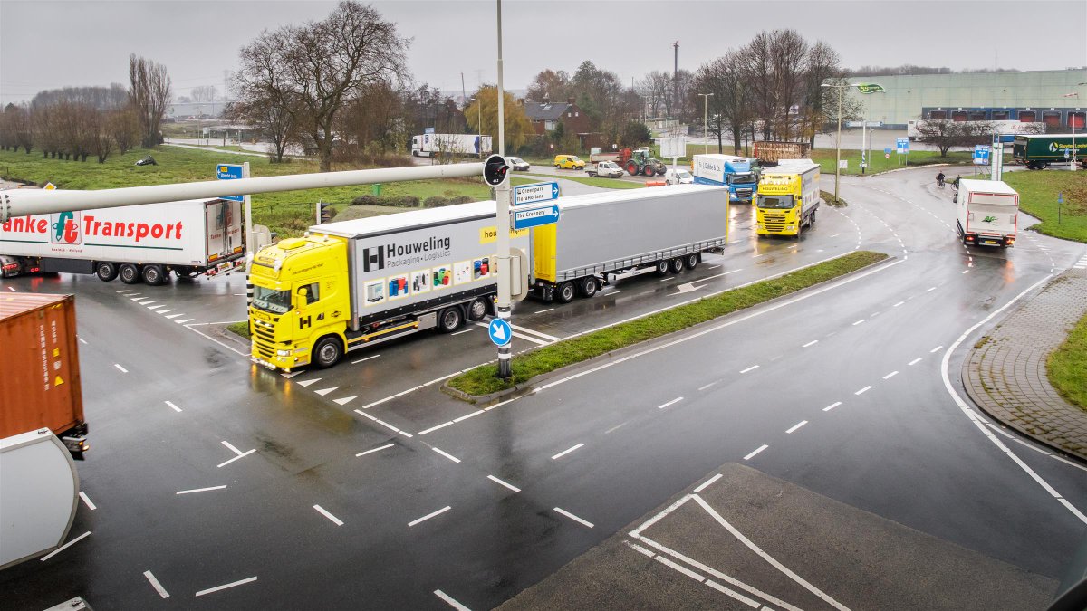 Door vrachtwagens digitaal met elkaar te verbinden verbetert de bereikbaarheid en vermindert de CO2-uitstoot. Hoeveel? Dat onderzoeken #mrdh en <a href="/zuid_holland/">Provincie Zuid-Holland</a> met de proef #connectedtransport Samenwerken aan schoon, stil en energiezuinig vervoer
bit.ly/2RCHPSU