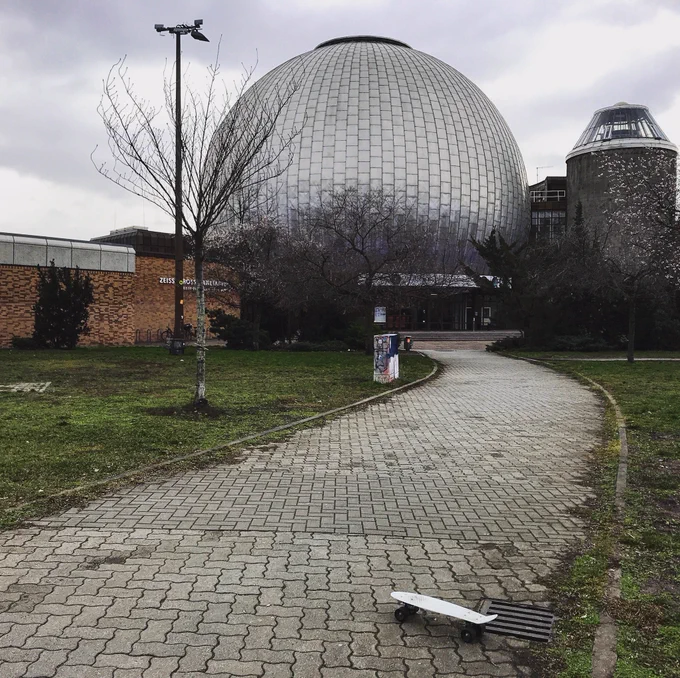 今日もペニーで探検? 1枚目の丸い建物はプラネタリウムです。

#ベルリン #ペニーボード 