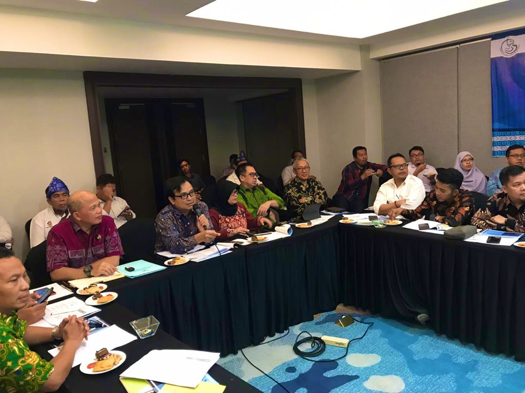 DitPSDI's tweet photo. Dalam rangkaian Rateknis DJPT Tahun 2020 di laksanakan “Sosialisasi dan Penyusunan Kesepakatan Bersama Rencana Aksi Nasional (RAN) Optimalisasi dan Akselerasi Industri Perikanan SKPT di Pulau-Pulau Kecil dan Perbatasan Natuna”.. #Natuna #NKRIHargaMati https://t.co/Pn1LHLb9mw