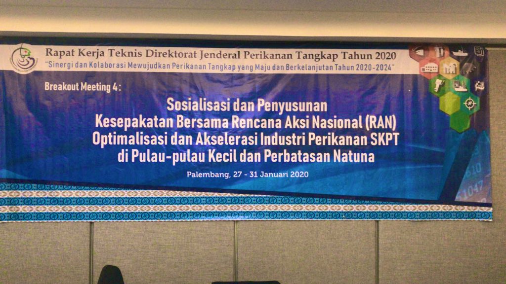 DitPSDI's tweet photo. Dalam rangkaian Rateknis DJPT Tahun 2020 di laksanakan “Sosialisasi dan Penyusunan Kesepakatan Bersama Rencana Aksi Nasional (RAN) Optimalisasi dan Akselerasi Industri Perikanan SKPT di Pulau-Pulau Kecil dan Perbatasan Natuna”.. #Natuna #NKRIHargaMati https://t.co/Pn1LHLb9mw