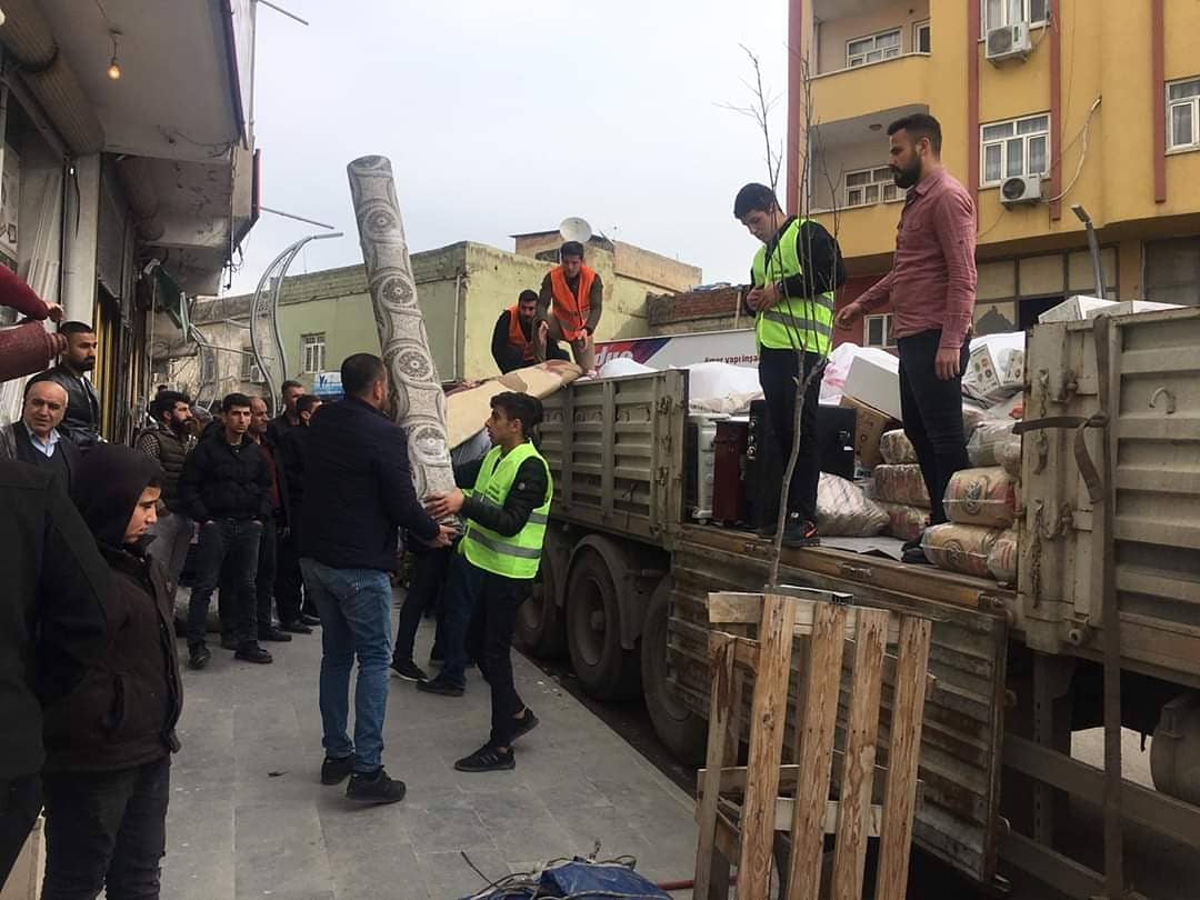 girikder's tweet photo. Elazığ ve Malatya daki depremzede kardeşlerimiz için başlattığımız yardım kampanyası aracı yola çıkmıştır. Yolları açık olsun inşallah. Yardımda bulunan tüm hayırsever vatandaşlarımıza şükranlarımızı sunuyoruz.Allah yardımlarını kabul etsin inşallah.#ELAZIĞdeprem #girikamosizinle https://t.co/AaHP1uluYo
