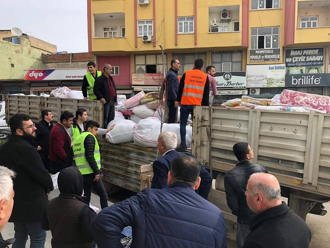 girikder's tweet photo. Elazığ ve Malatya daki depremzede kardeşlerimiz için başlattığımız yardım kampanyası aracı yola çıkmıştır. Yolları açık olsun inşallah. Yardımda bulunan tüm hayırsever vatandaşlarımıza şükranlarımızı sunuyoruz.Allah yardımlarını kabul etsin inşallah.#ELAZIĞdeprem #girikamosizinle https://t.co/AaHP1uluYo