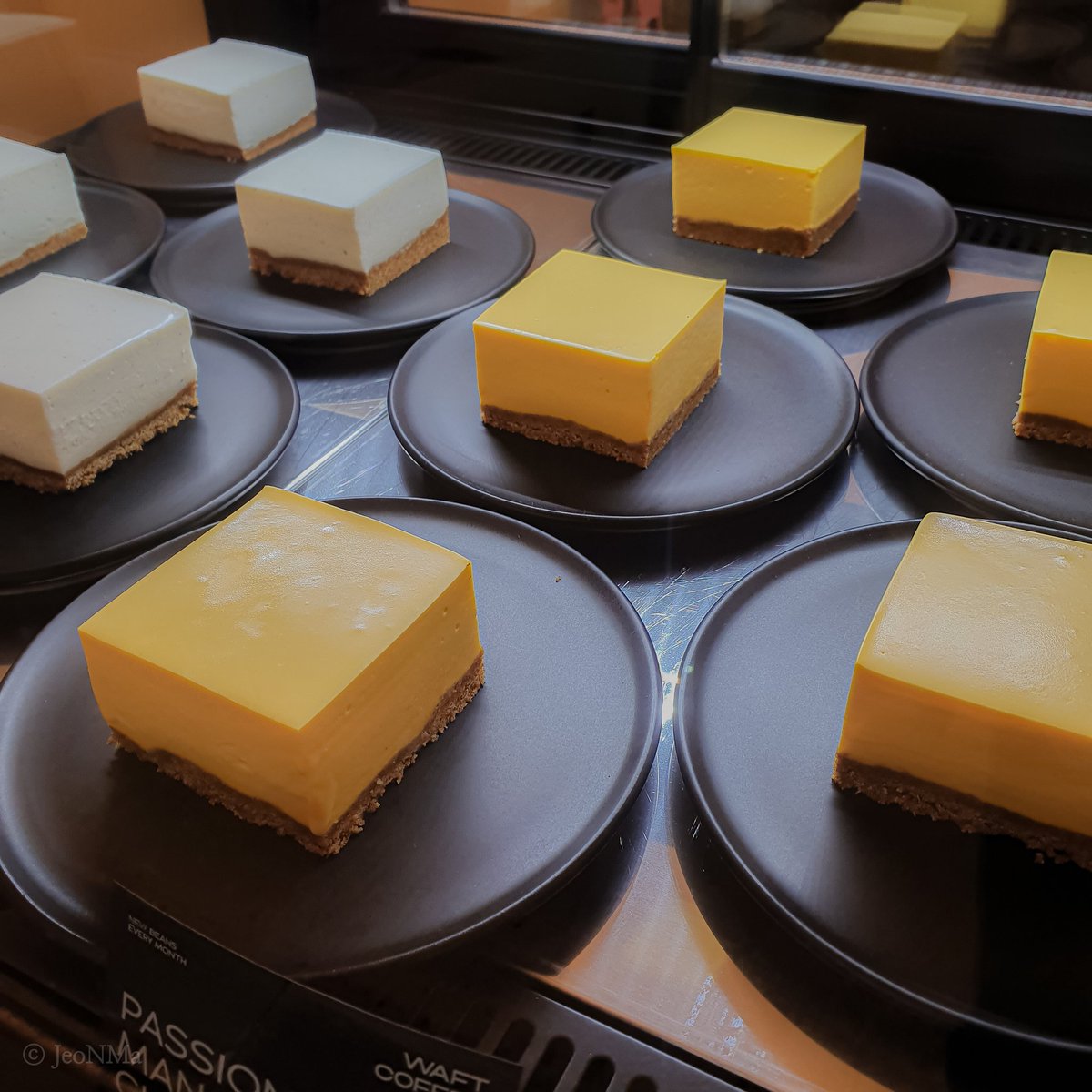 웨프트커피 / 대구 교동 / ☆☆☆☆
치즈케이크 6500원, 커피 5000원. 케이크 모양새가 딱 인기 좋게 생긴 형태. 아메리카노는 싱글이라고 하는데 커피 맛이 묽지않고 좋았다. 산미와 묵직함이 전반적으로 밸런스가 잘 잡힌 맛. 가오픈 한지 일주일 된 집인데도 낮에 사람들로 가득하다.