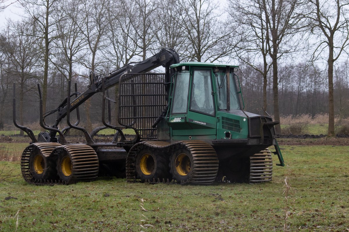 monasso's tweet photo. als zo'n boswachter mij gaat vertellen dat ik netjes op het pad moet blijven lopen want anders verstoor ik de kwetsbare natuur denk ik gewoon even aan deze foto. https://t.co/x06xzoMhRU