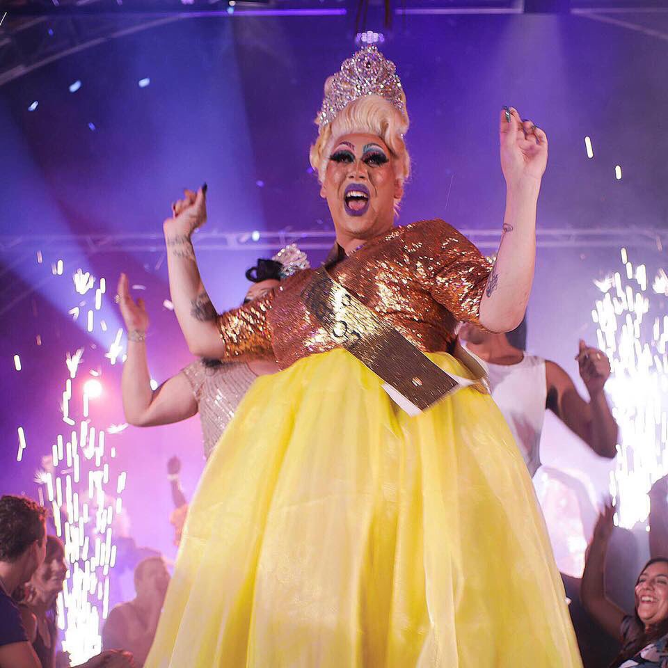 BlackDynasty16's tweet photo. SHE IS THE CROWNED QUEEN OF MISS FIRST NATION 2019 BRISBANE QUEEN CHOCOLATE BOXX 😍 Chocolate is one of Australia’s Fiercest Queens and took home not only the Crown but Miss Talent & Lip Sync Superstar 😍 #Aussiequeens #FirstNations #deadly #missfirstnation https://t.co/J1nkj3gP8p