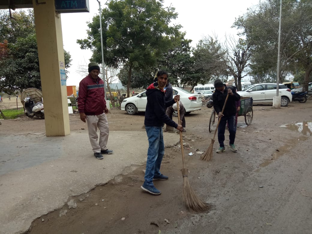 SwachhCityChd's tweet photo. On dated 28/1/2020, A special evening sanitation drive was held in village Raipur Kalan Chd. under the supervision of Sh. Sandeep Dhankhad CSI in presence of Local residents  along with Area SI Sh. Ishu Singla and Sh. Ram Lal Singh 
 #SwachhSurvekshan2020Chandigarh #mcchandigarh https://t.co/h1vf9RiOm0