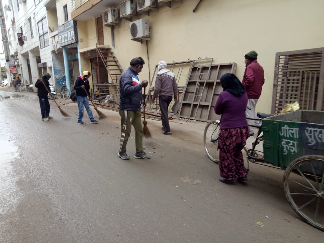 SwachhCityChd's tweet photo. On dated 28/1/2020, A special evening sanitation drive was held in village Raipur Kalan Chd. under the supervision of Sh. Sandeep Dhankhad CSI in presence of Local residents  along with Area SI Sh. Ishu Singla and Sh. Ram Lal Singh 
 #SwachhSurvekshan2020Chandigarh #mcchandigarh https://t.co/h1vf9RiOm0