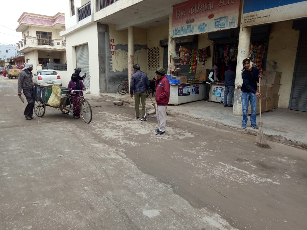 SwachhCityChd's tweet photo. On dated 28/1/2020, A special evening sanitation drive was held in village Raipur Kalan Chd. under the supervision of Sh. Sandeep Dhankhad CSI in presence of Local residents  along with Area SI Sh. Ishu Singla and Sh. Ram Lal Singh 
 #SwachhSurvekshan2020Chandigarh #mcchandigarh https://t.co/h1vf9RiOm0