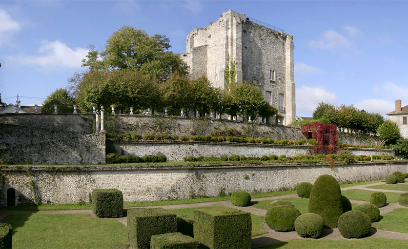 unjourauchateau's tweet photo. 🔴 Quoi de mieux qu'une ancienne demeure royale pour vivre une expérience unique ? 👑 Direction le Donjon de Moret-sur-Loing (Seine-et-Marne) pour vivre un moment... hors du temps ! 🏰 #MoretsurLoing

✅ https://t.co/vCJqO5MC6y https://t.co/bZHrvTFQSU