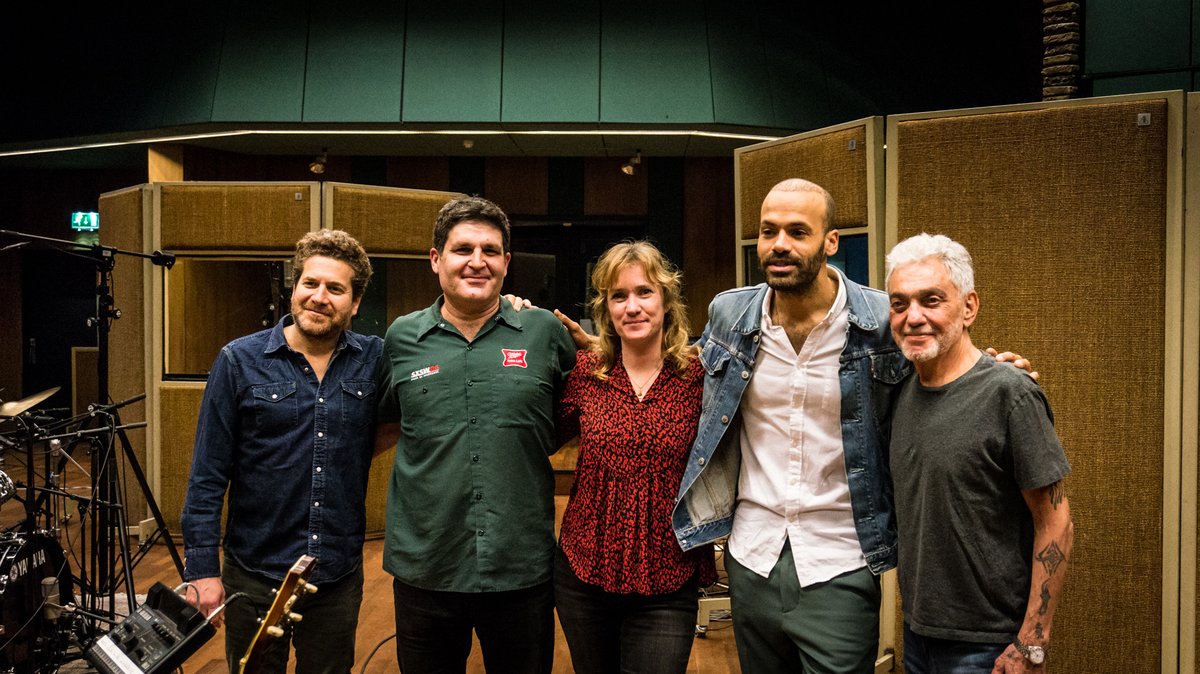 podiumBoerderij's tweet photo. Drummer Steve Gadd en Hermine Deurloo maakten de plaat Riverbeast. Dit is single 'If we can't trust each other': https://t.co/ACvAkSVht5 met Alain Clark! Hij is ook special guest tijdens het optreden op 1 maart. Info &amp; tickets: https://t.co/YbbIneir1G https://t.co/96DfhsBaFW