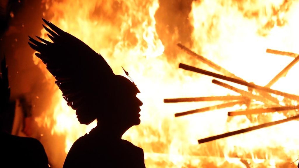BBCScotlandNews's tweet photo. Up Helly Aa Viking fire festival lights up Shetland 🔥 https://t.co/qIAB8ebi57 https://t.co/1iDcvhfduI