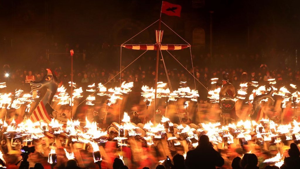 BBCScotlandNews's tweet photo. Up Helly Aa Viking fire festival lights up Shetland 🔥 https://t.co/qIAB8ebi57 https://t.co/1iDcvhfduI