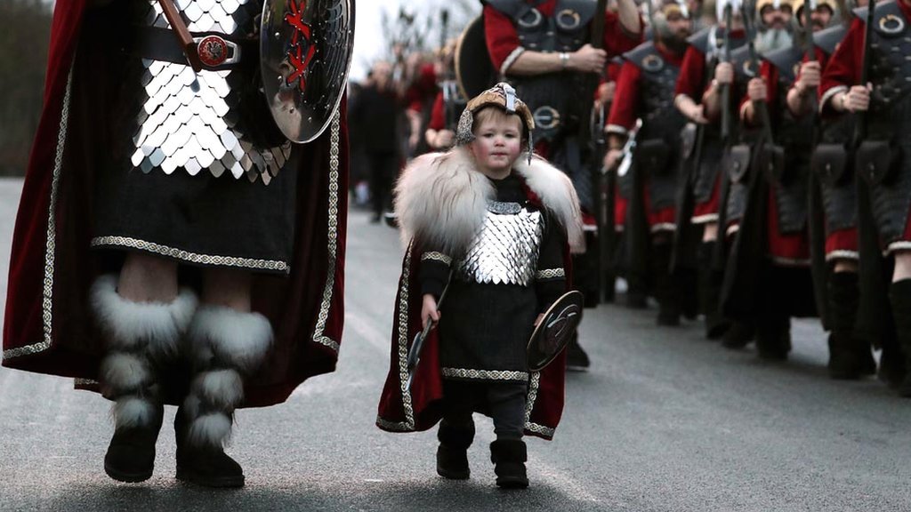 BBCScotlandNews's tweet photo. Up Helly Aa Viking fire festival lights up Shetland 🔥 https://t.co/qIAB8ebi57 https://t.co/1iDcvhfduI