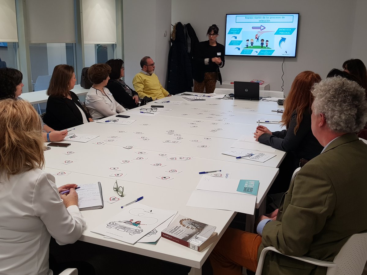 adecco_fundac's tweet photo. Comenzamos este miércoles con un taller impartido por nuestra consultora en integración @Deliasalinero, a través del cual trabajamos las #habilidades necesarias para superar con éxito un proceso de #selección, tanto dinámicas de grupo como la prototípica entrevista individual. https://t.co/u7mUtEMJKv