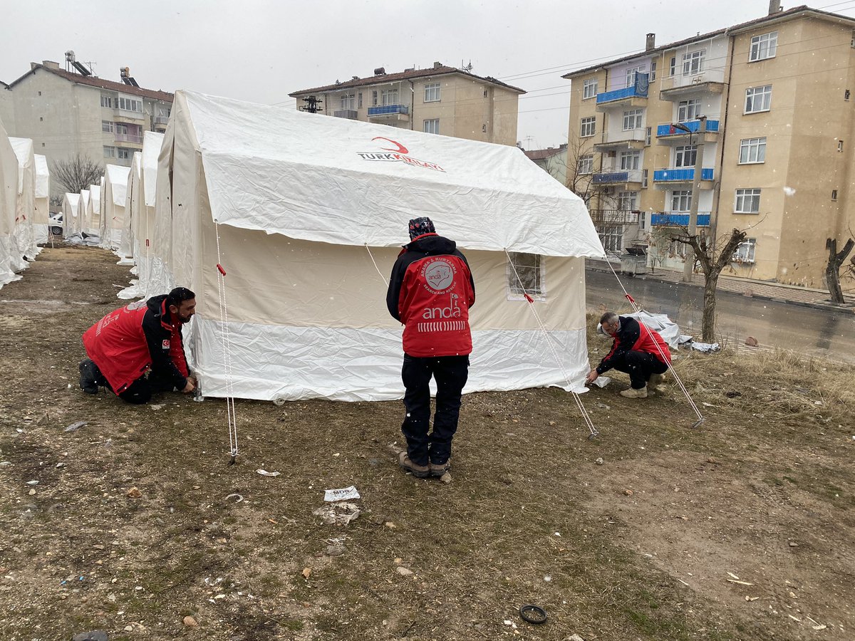 ANDAokantosun's tweet photo. “Kar üşüyen biri için asla romantik yağmaz”

Rabbim sıcak bir yuvaya kavuşmak için bekleyenlerin Yardımcısı olsun. Çadır kurumlarımız devam ediyor...
#elazıg
#afad
#anda https://t.co/WFKYcdcIyL
