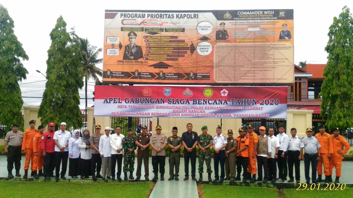 SenkomSumbar's tweet photo. Senkom MP. Kab. Pasbar menghadiri apel gabungan kesiapsiagaan bencana di halaman Mapolres Pasaman Barat. 
@senkompusat 
@polrespasbar 
#siagasaatamanadasaatdibutuhkan https://t.co/viU2ucymkE