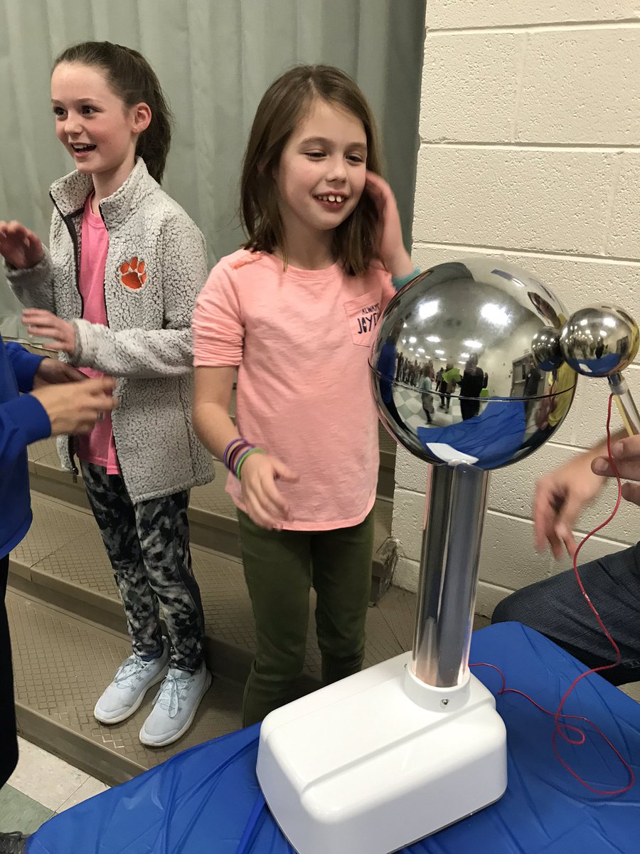 ShirahStacy's tweet photo. We had a wonderful time at Alice Drive’s STEAM night! My girls absolutely loved all of the hands on learning. 😊 Great job Alice Drive! @AliceDrive_Elem #thehiveonthedrive https://t.co/lyBnJ4STeK