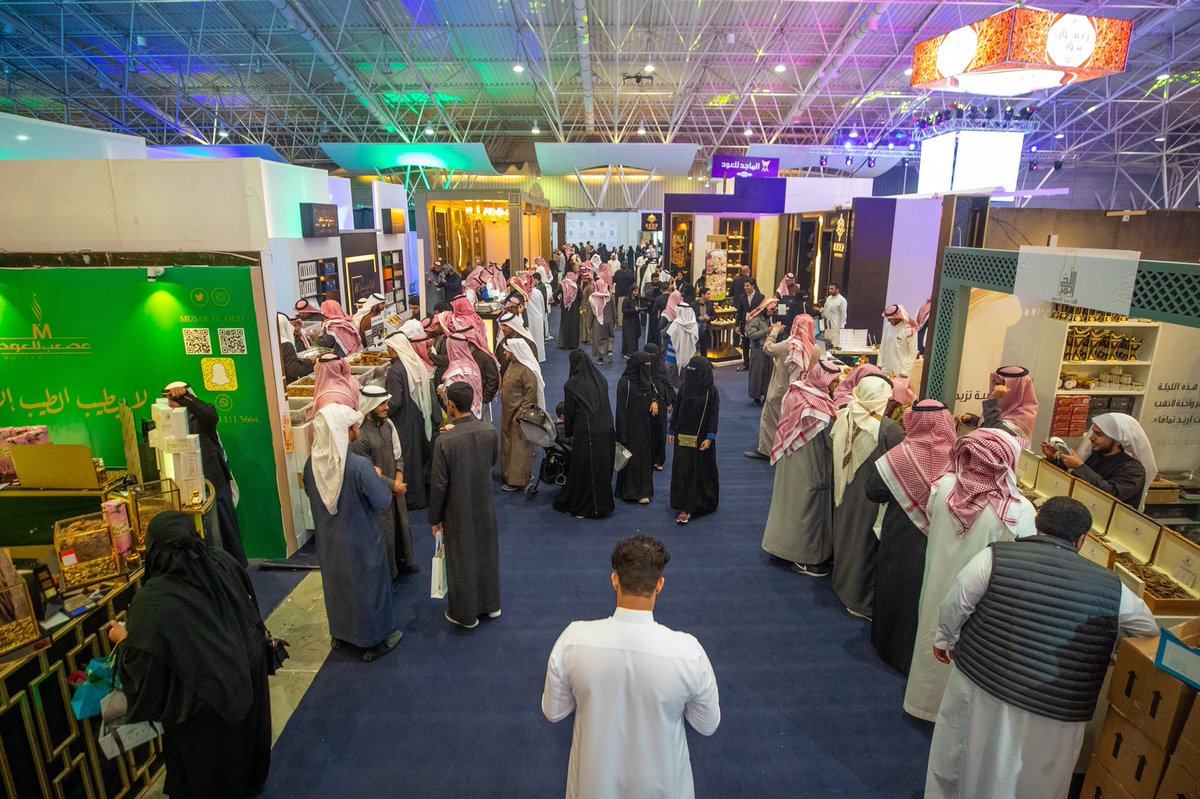 BasharEvents's tweet photo. نهتم في بَشَر بالمضي خلف رؤية وطننا الرائدة في كل أعمالنا، والتي تبنّت تمكين الشباب والشابات🙏🏼🇸🇦
لذلك كان #معرض_دلني_على_الطيب٢ أيقونة شبابية متفجرة بالتنافس الشريف، والنهوض بالسوق المتخصص بالعود والعطور، حتى يصبح قوة جاذبة لمختلف المهتمين والمستثمرين في الخليج والعالم 🙏🏼💚 https://t.co/lm1D2rWItq