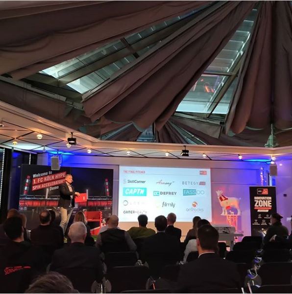FassooAI's tweet photo. Pitching time at #spobis20 in Düsseldorf!
@SPONSORsVerlag
 
@Hype_SI
 #EFFZEHYPE 
@page_will https://t.co/EnND55awOf