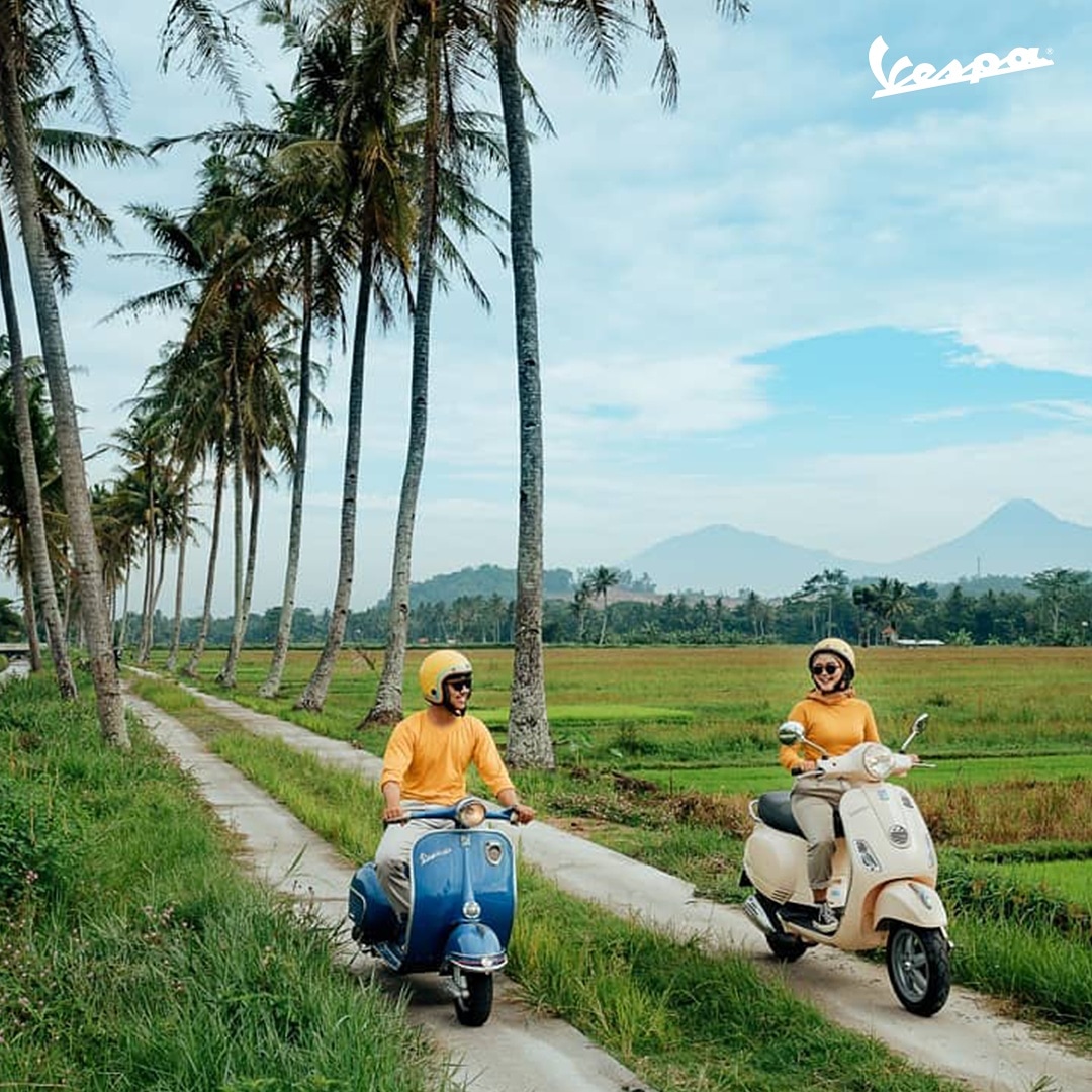 Berdua, bahagia, selamananya. Life goals banget nih. Siapa yang pingin kaya gini tolong retweet dong. #LiveMoreVespa #Vespa #VespaIndonesia #Regram <a href="/atasnamaelys/">Elys N Widiarso</a>