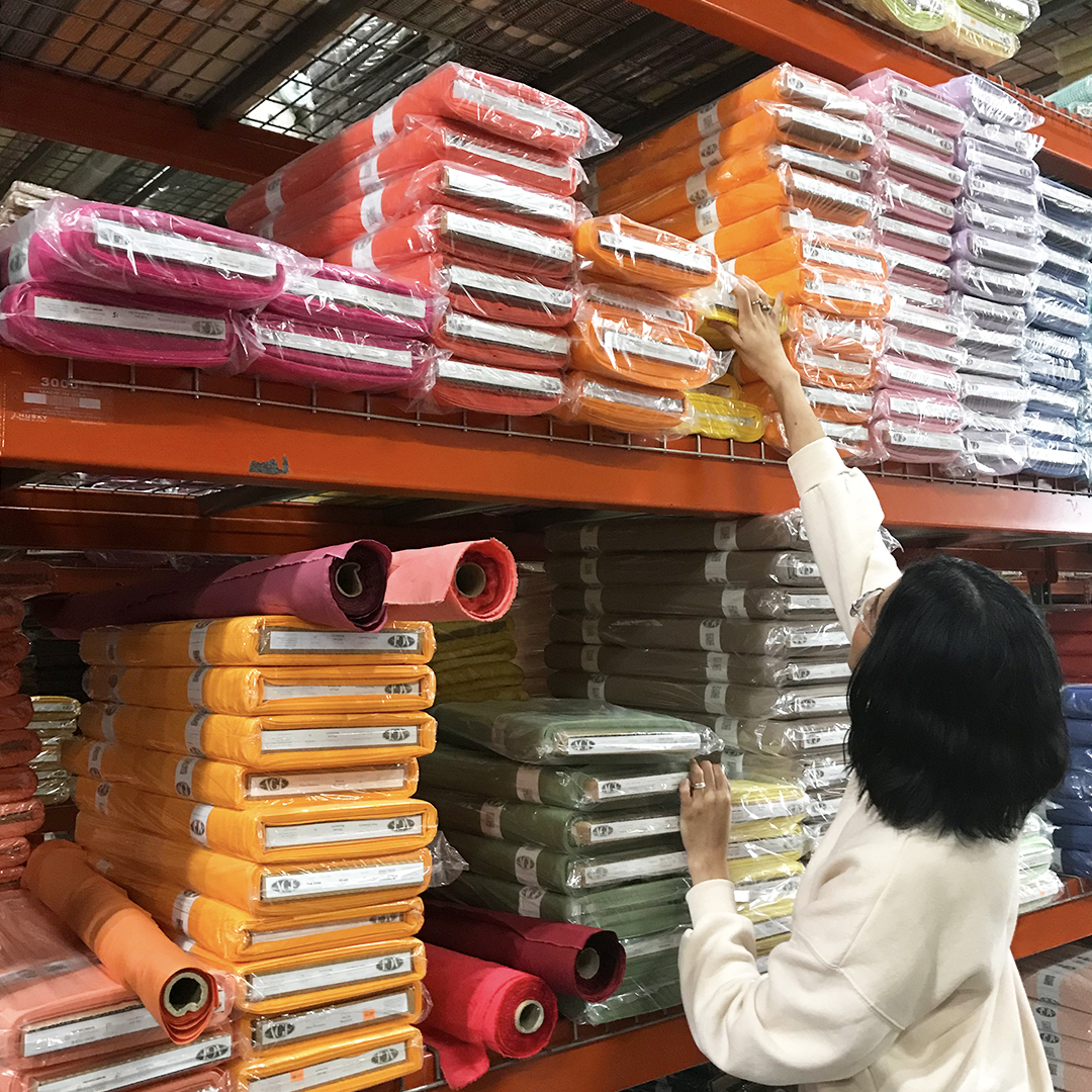 ArtGalleryFab's tweet photo. Ain’t no shelf high enough, ain't no fabric bolt low enough 🎶🎶😆
#artgalleryfabrics #warehouse #puresolids #fabricbolts #fabricshopping https://t.co/pi4ebc1y1Z