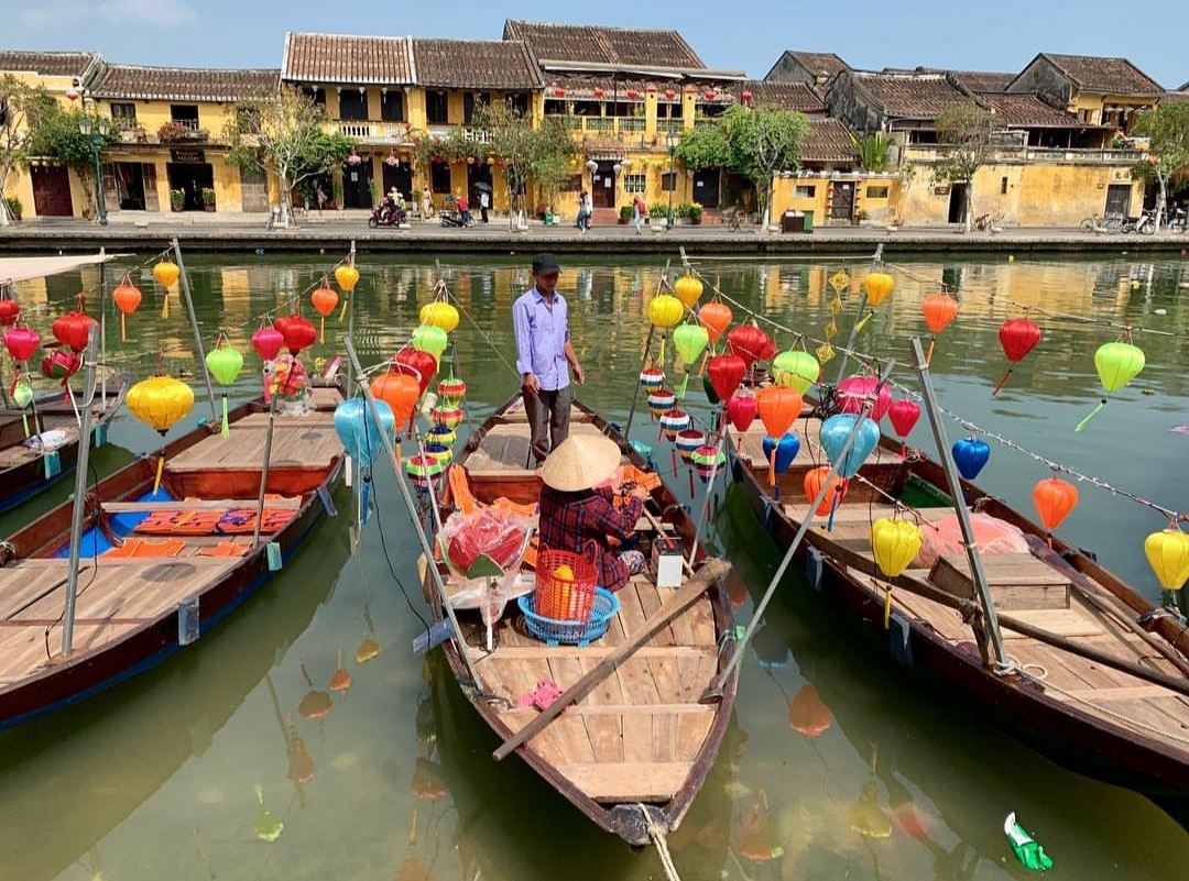 unclenamsuk's tweet photo. The sun is smiling on us once again 🌞 Don't lose yourself to the #MidweekRush. Instead, enjoy the downstream journey under the rays! 🛶 #London #Hackney #Vietnam | 📷 IG: asianflaneur https://t.co/ysovmAWI9z