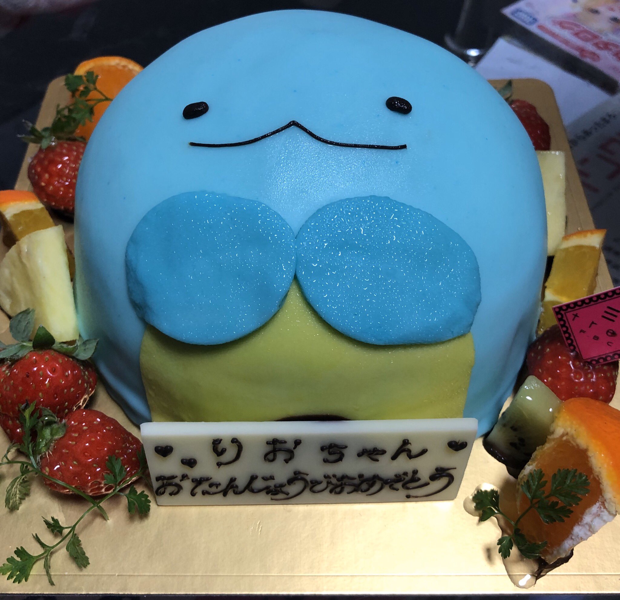 お菓子大好き 娘の誕生日ケーキ 誕生日は昨日だったけど ケーキ屋さんがお休みだったのでケーキは今日食べる 店員さんが作ってくれた すみっコぐらしのケーキ これには娘も大興奮 ありがとうケーキ職人さん 凄い美味しい 周南市 トレス