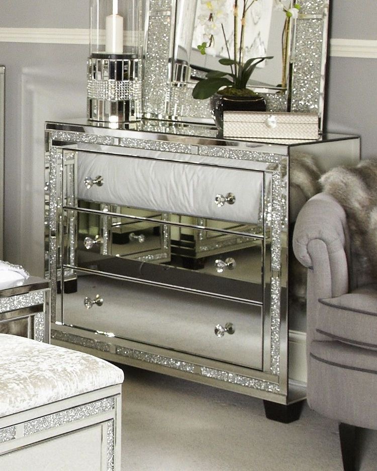 LavishInteriors's tweet photo. Time to welcome in 2020 by having a little revamp in your home?🛋Our collection of chest of drawers are the perfect way to instantly open up any small spaces. Shop the collection on our website now - link in bio ➡️ 0% Interest Free credit options available at checkout! 💸 https://t.co/sWLeyN4HZ8
