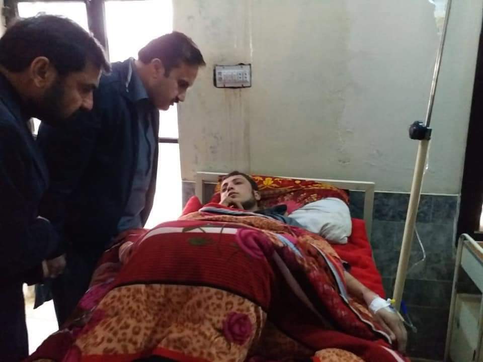 ShpoolNews's tweet photo. باجوړ: بیلوټ ته نیزدی بدان قلعو تحصیل ماموند
سیمه کې د ملک باز محمد نومی سړی
د کور کوټه پریوتې ده،
7 تنان مړه 5 زخمیان,
زخمیان په سمدستی توګه روغتون ته
منتقل
ډی سی باجوړ د زخمیانو تپوس وکړو
او ورسره ئې همدردی ظاهر کړه
#Bajaur #RoofFall
@dcbajaur
https://t.co/2wx3RAQwUl https://t.co/HnVMWwMluu